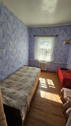 Просторная часть жилого деревянного дома в городе