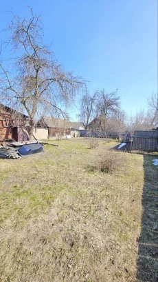 Просторная часть жилого деревянного дома в городе