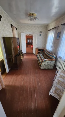 Просторная часть жилого деревянного дома в городе