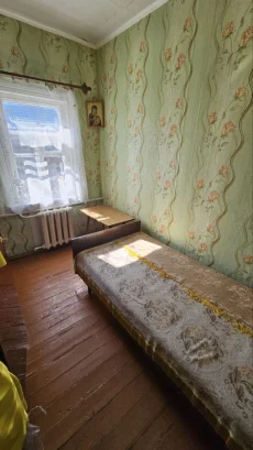 Просторная часть жилого деревянного дома в городе