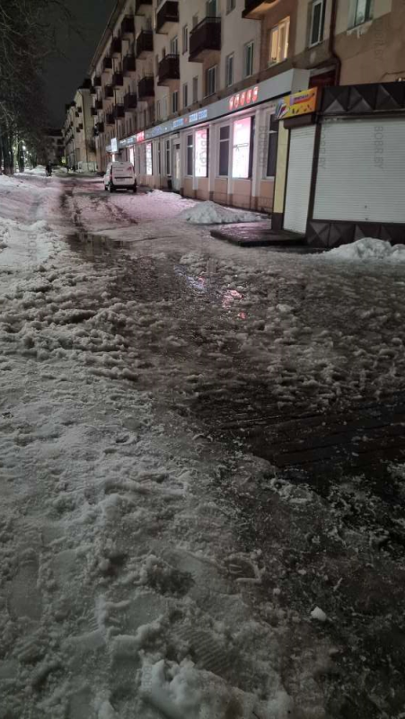 Уборка снега и посыпка песком тротуаров-нет не слышали, Зачем делать если само расстанет?